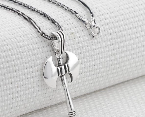 Parlatılmış temiz gümüş kolye doğal ışıkta