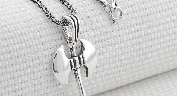 Parlatılmış temiz gümüş kolye doğal ışıkta