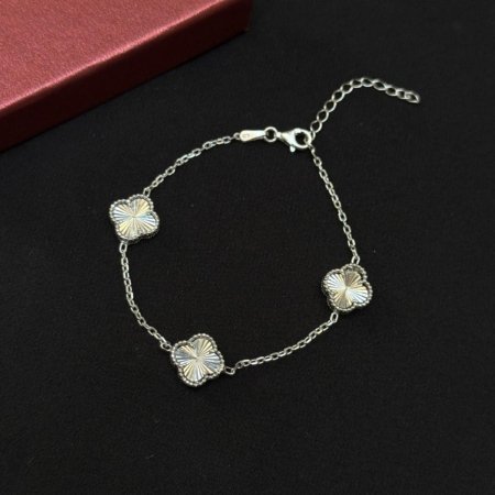 Beyaz Efektli Yonca Taşlı Gümüş Bileklik