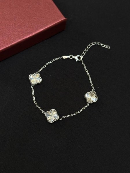 Beyaz Efektli Yonca Taşlı Gümüş Bileklik