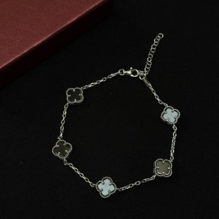 Beyaz Siyah Yonca Taşlı Gümüş Bileklik