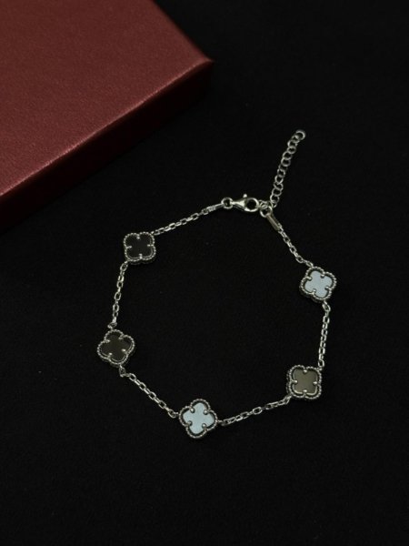 Beyaz Siyah Yonca Taşlı Gümüş Bileklik