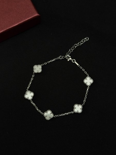 Beyaz Yonca Taşlı Gümüş Bileklik
