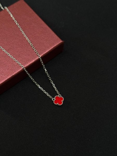 Kırmızı Taşlı Yonca Kolye