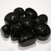 Parlak siyah oniks taşı ışık altında