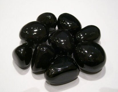 Parlak siyah oniks taşı ışık altında