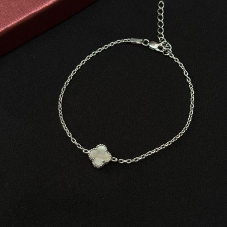 Tek Beyaz Yonca Taşlı Bileklik