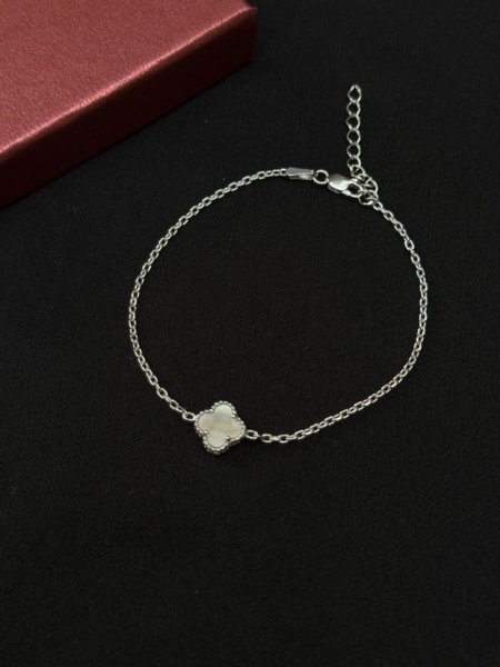 Tek Beyaz Yonca Taşlı Bileklik