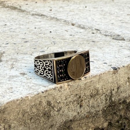 Yuvarlak plaka motifli oksitli 925 ayar gümüş erkek yüzük modeli