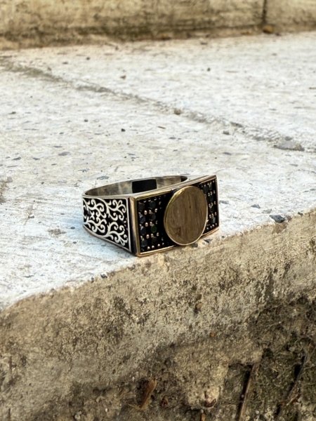 Yuvarlak plaka motifli oksitli 925 ayar gümüş erkek yüzük modeli