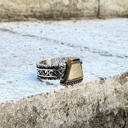 Üçgen plaka motifli oksitli 925 ayar el yapımı erkek gümüş yüzük