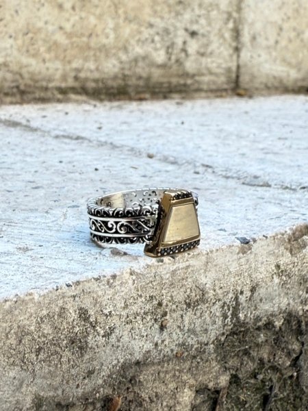 Üçgen plaka motifli oksitli 925 ayar el yapımı erkek gümüş yüzük