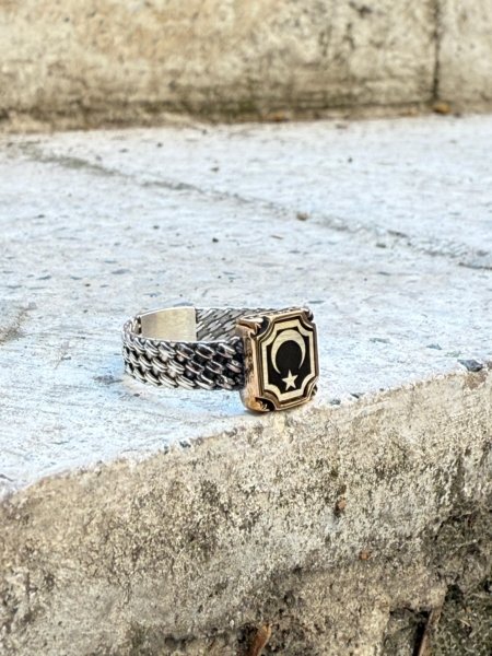 Mineli Ayyıldız motifli 925 ayar el yapımı gümüş erkek yüzük modeli