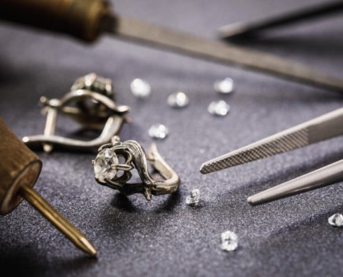 altın ve gümüş takı tamiri yapan usta elleri