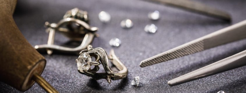 altın ve gümüş takı tamiri yapan usta elleri