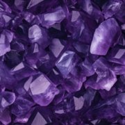 Mor renkli ametist taşı doğal ışık altında