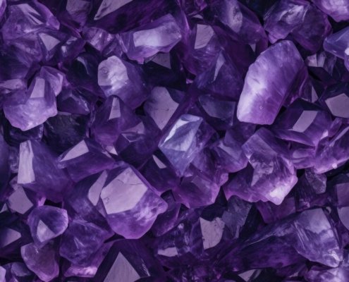 Mor renkli ametist taşı doğal ışık altında